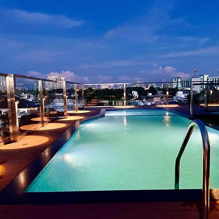 Q-White Crescent Hotel Kochi Bagian luar foto