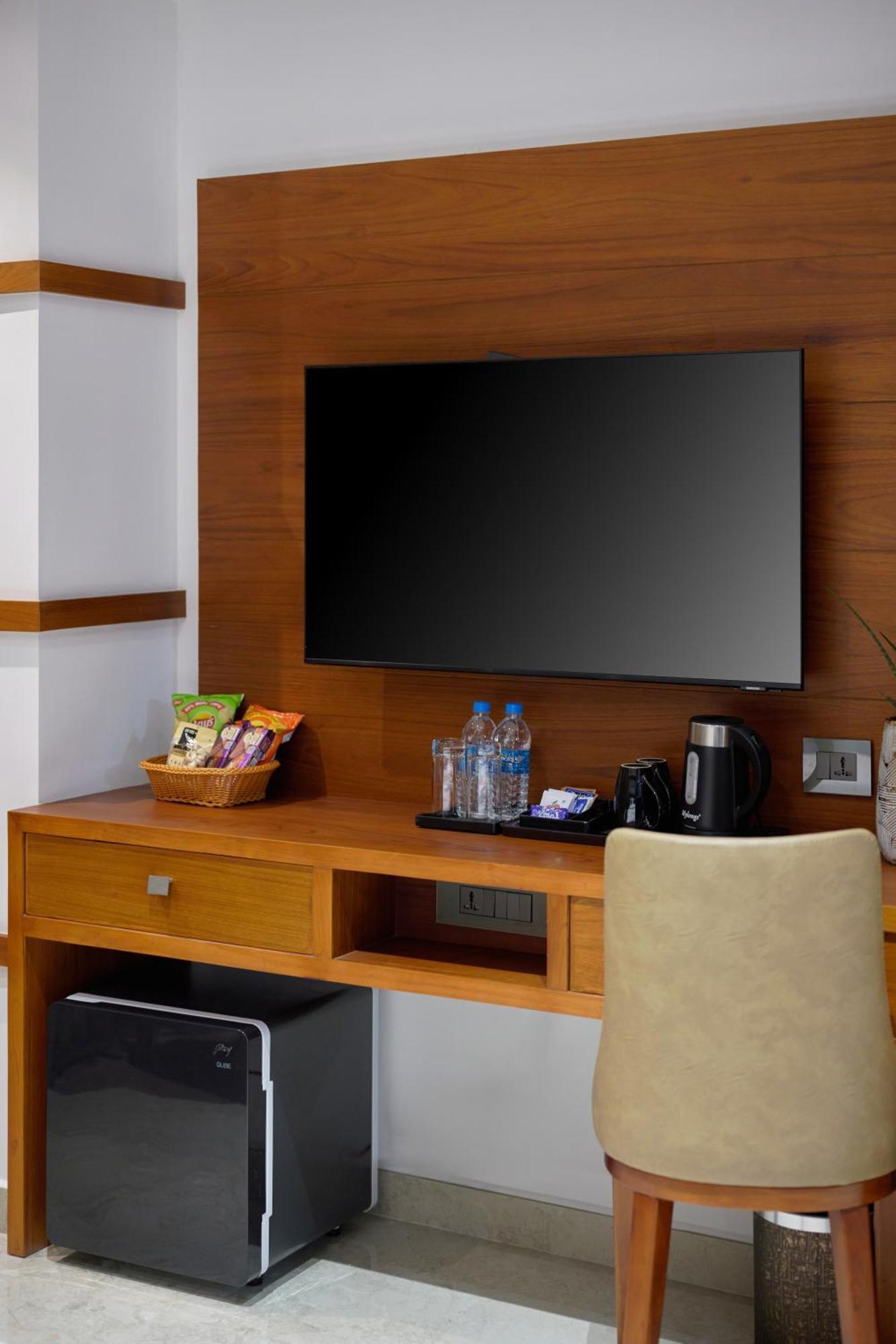 Q-White Crescent Hotel Kochi Bagian luar foto