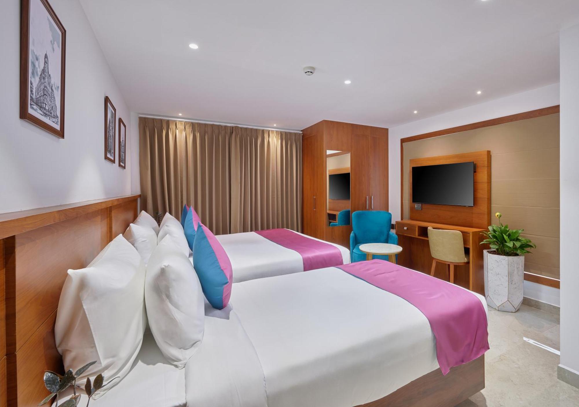 Q-White Crescent Hotel Kochi Bagian luar foto