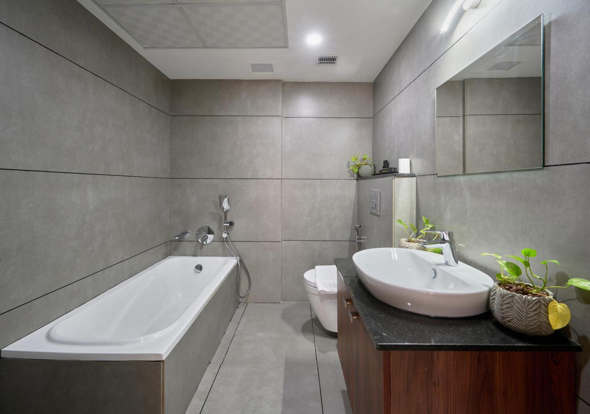 Q-White Crescent Hotel Kochi Bagian luar foto