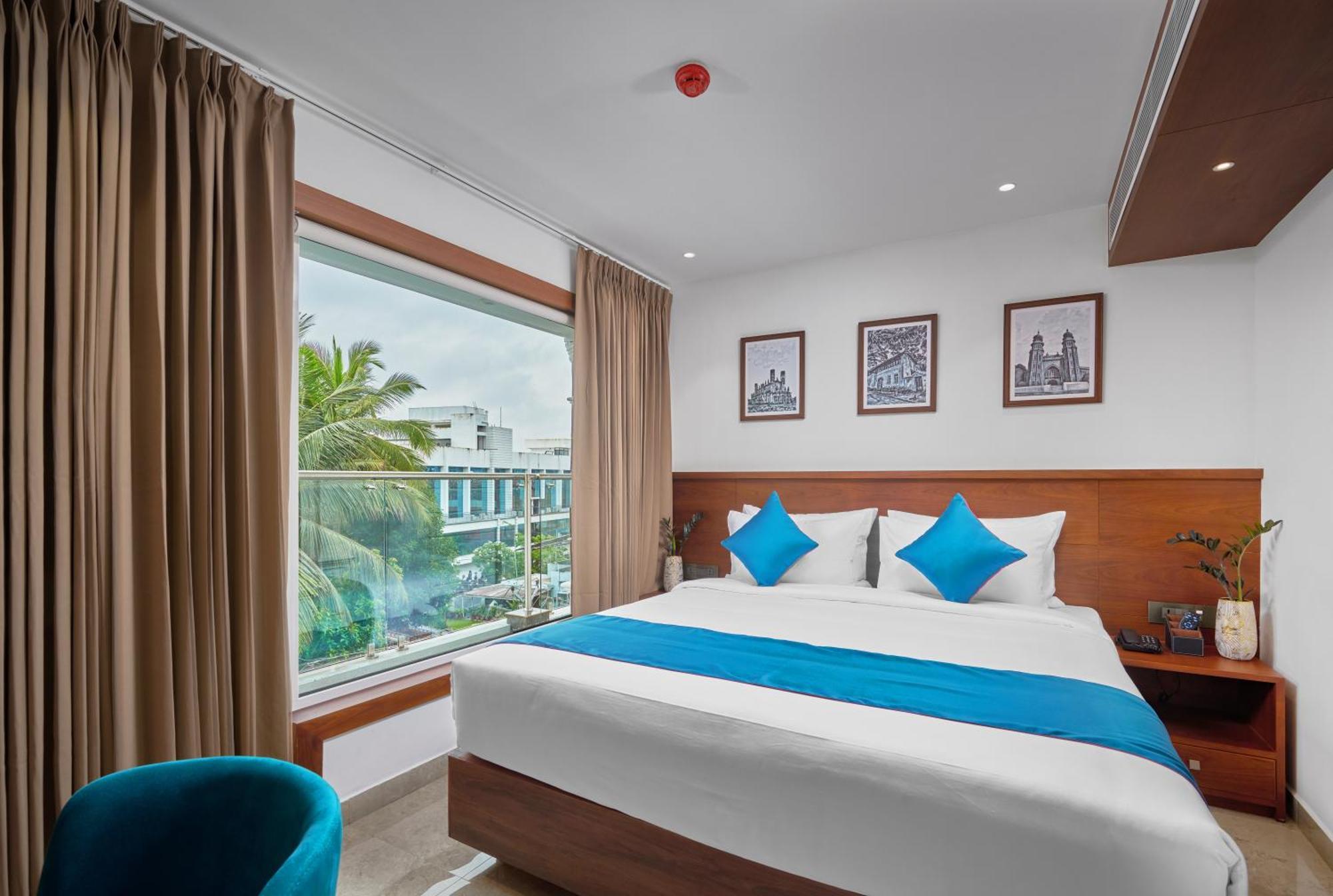Q-White Crescent Hotel Kochi Bagian luar foto