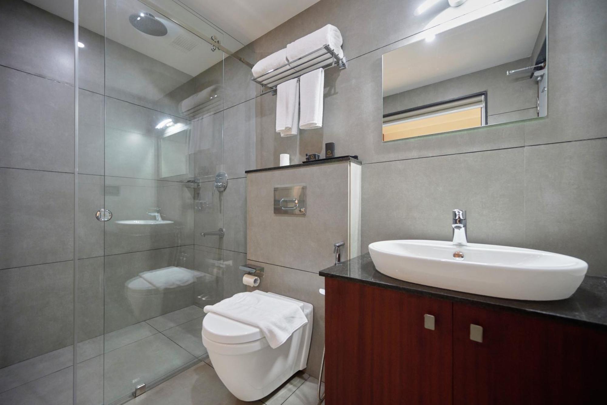 Q-White Crescent Hotel Kochi Bagian luar foto
