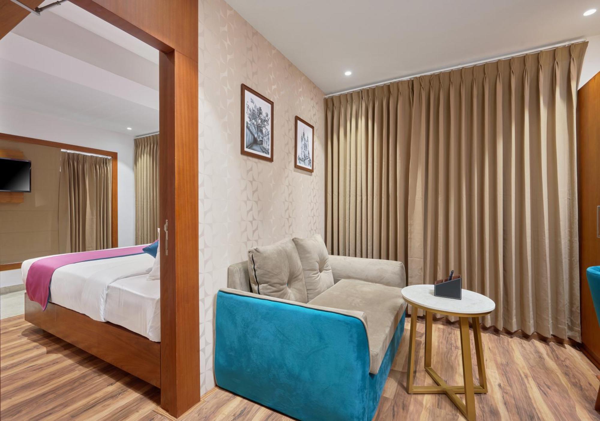 Q-White Crescent Hotel Kochi Bagian luar foto