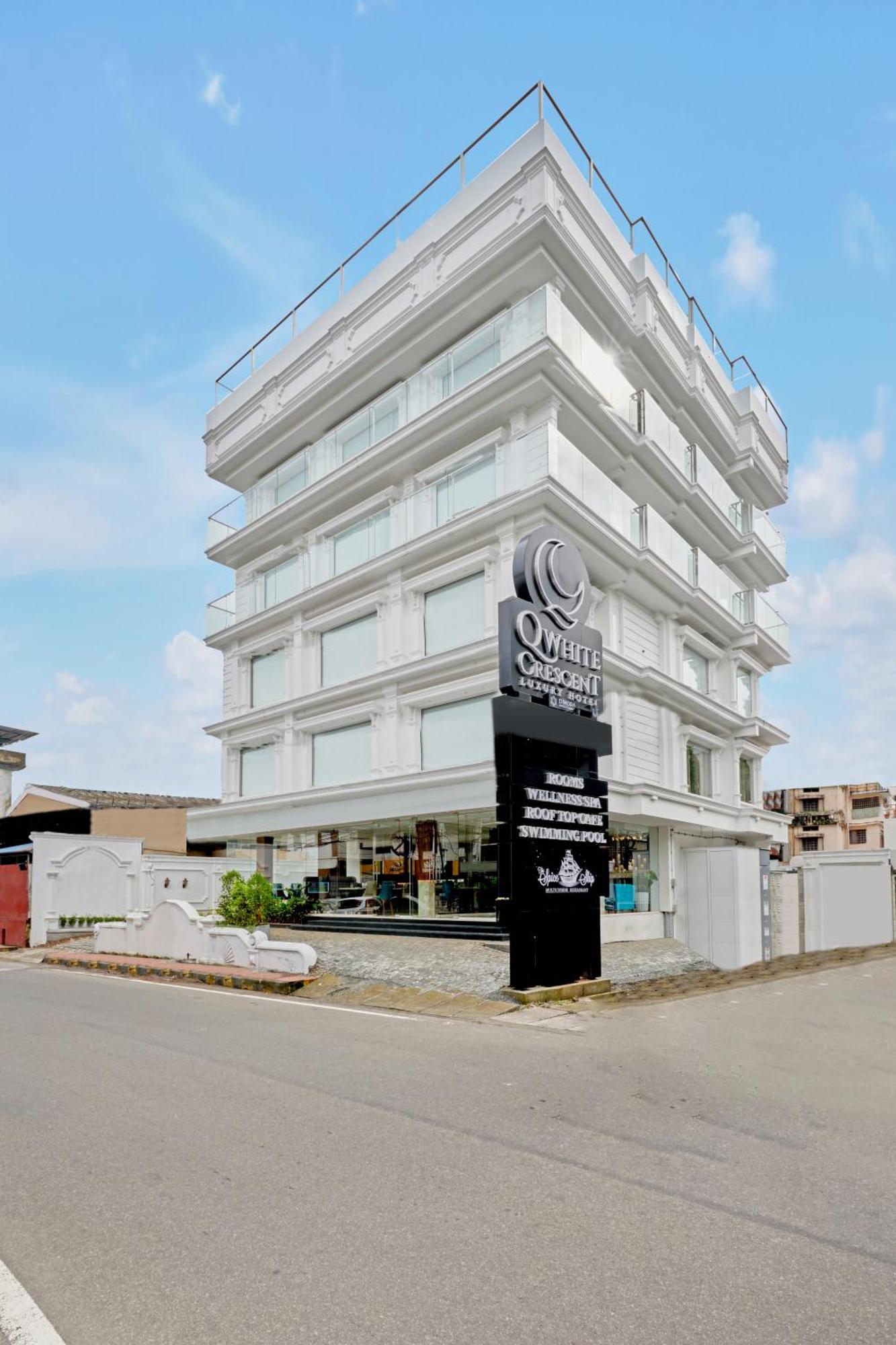 Q-White Crescent Hotel Kochi Bagian luar foto