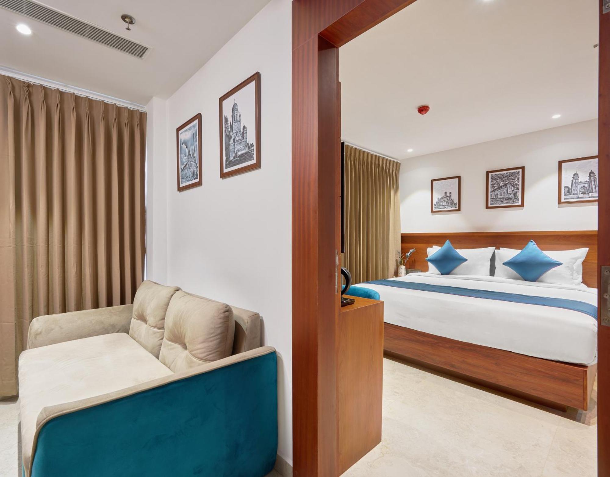 Q-White Crescent Hotel Kochi Bagian luar foto