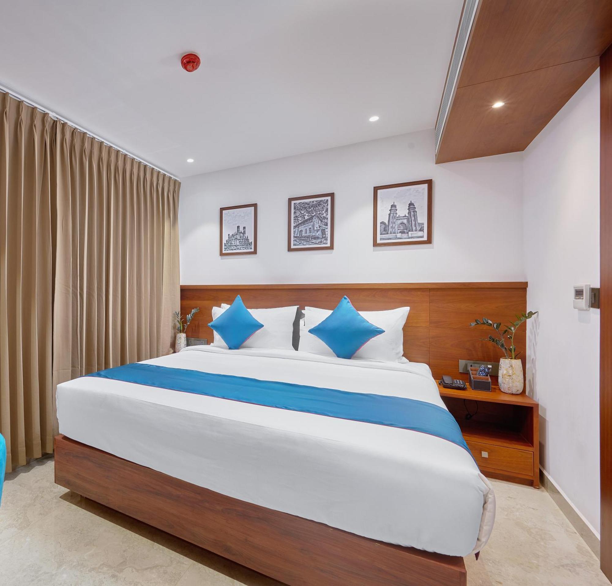 Q-White Crescent Hotel Kochi Bagian luar foto