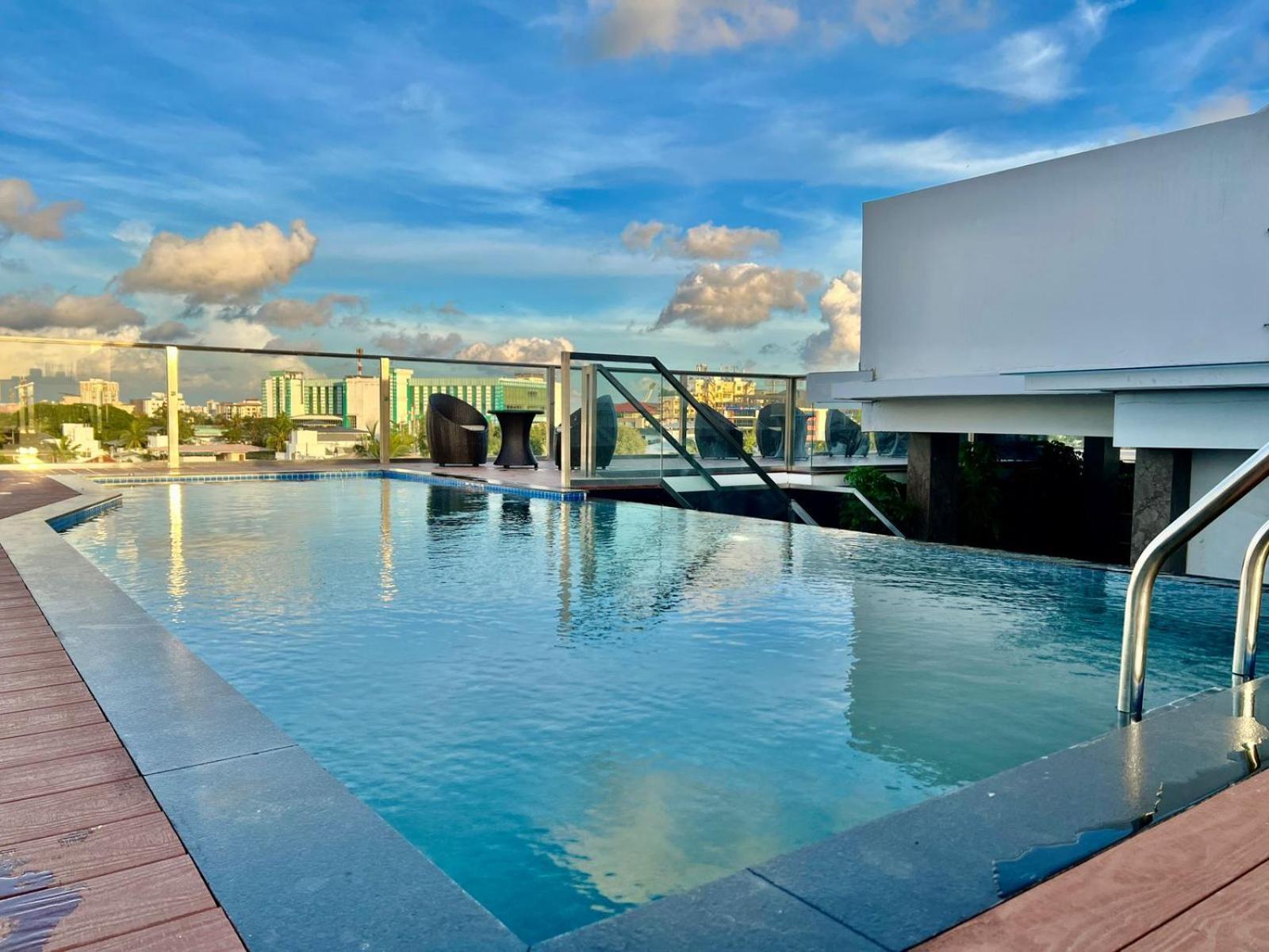 Q-White Crescent Hotel Kochi Bagian luar foto