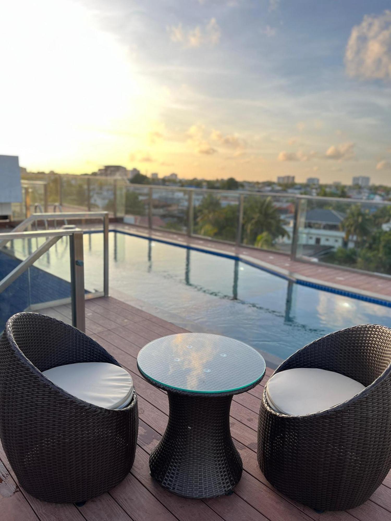 Q-White Crescent Hotel Kochi Bagian luar foto